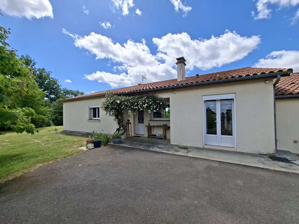 Extérieur - Maison Rénovée avec Piscine à Mirande