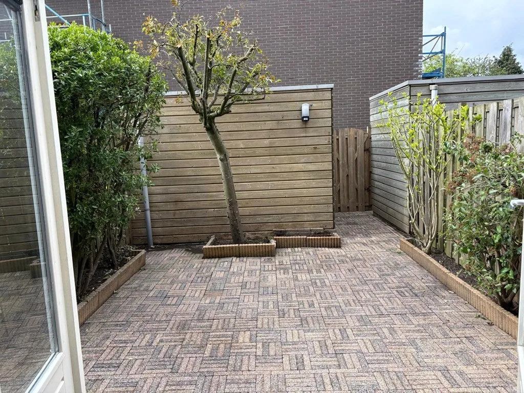 Aed - Renovated Townhouse with Backyard in Osdorp