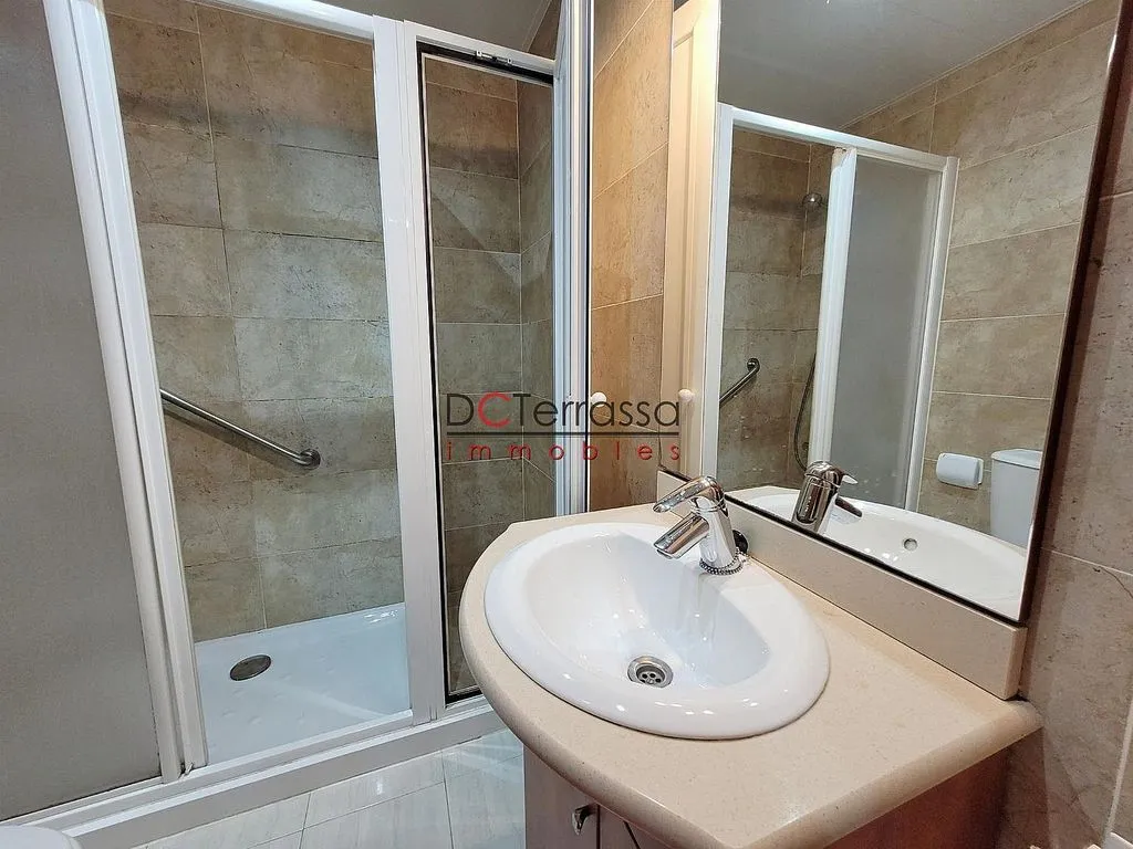 Bathrooms - Apartment with Balcony in Vallparadís, Terrassa