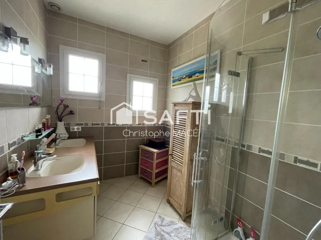 Bathrooms - Spacious House with Garden in Laval