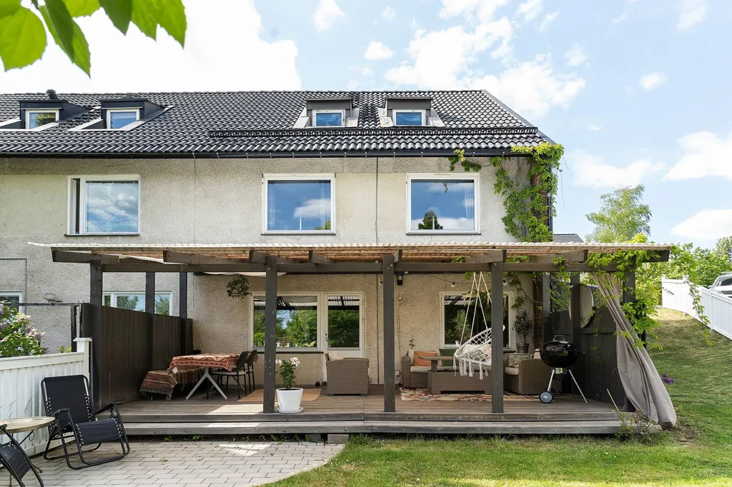 Terrass - Renovated Terraced House with Corner Plot
