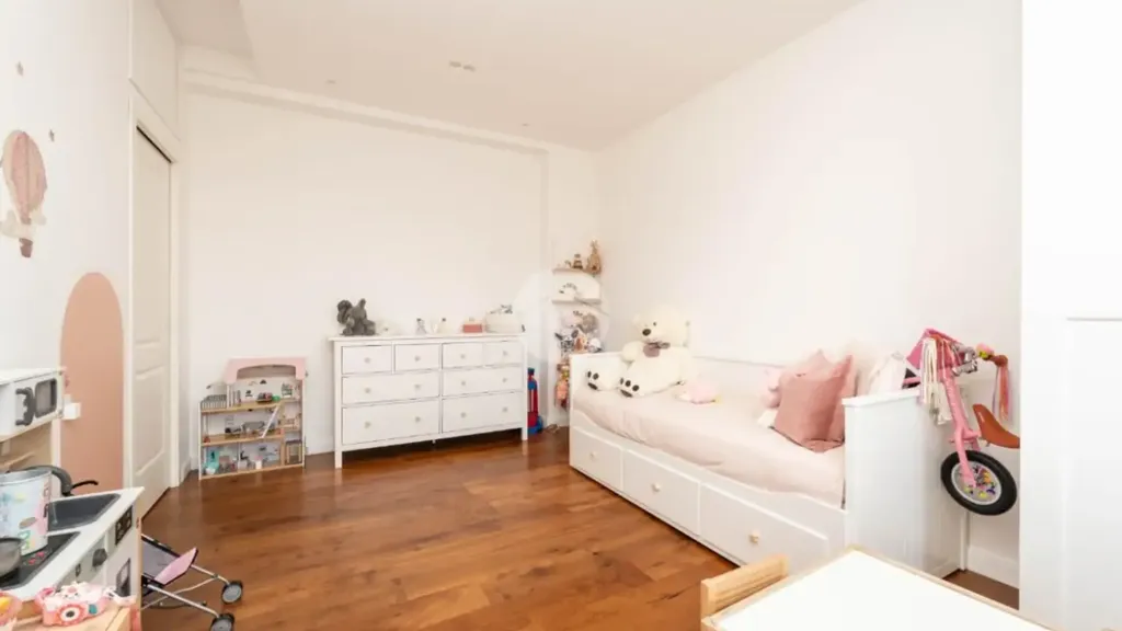 Chambres - Fully Furnished Triplex with Balcony in Pero