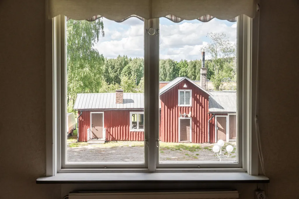 Toad - Charming Red Cottage with Garden in Junsele