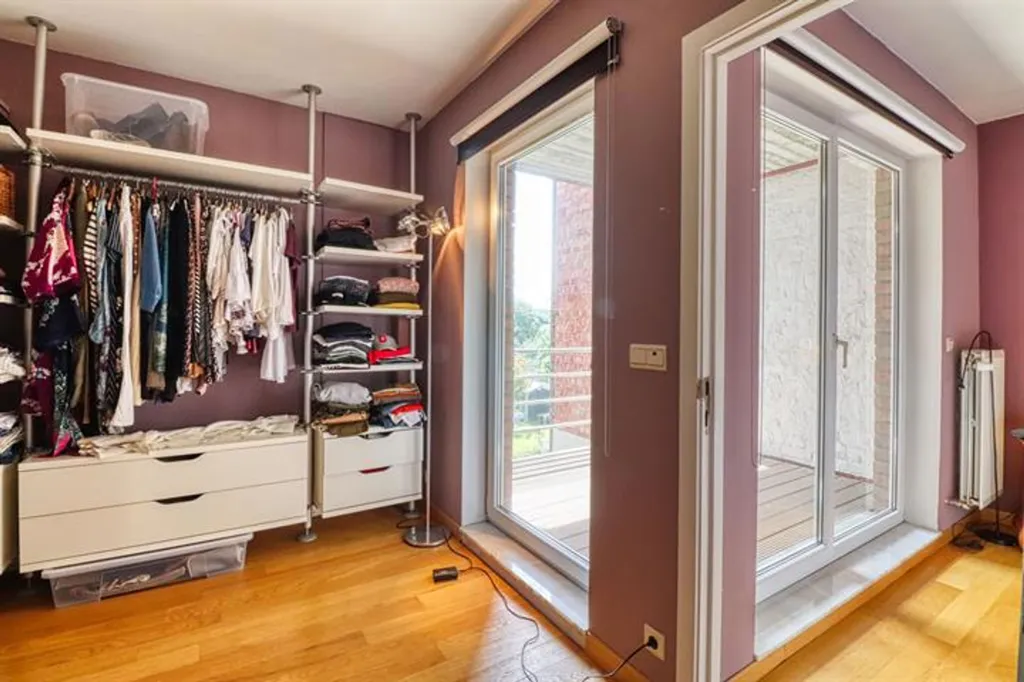 5 magamistoaga korter asukohas Neder-Over-Heembeek