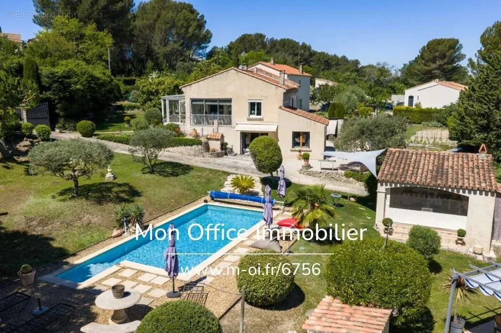 Vue aérienne - Maison avec Piscine et Jardin à Éguilles