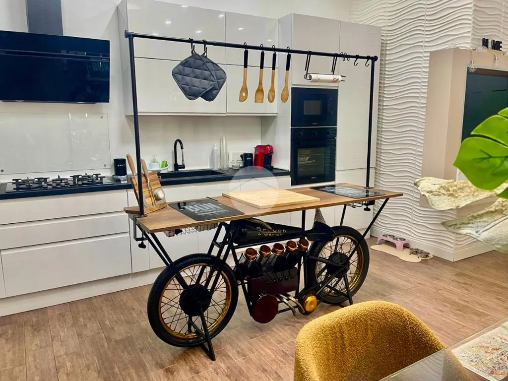 Cocina - Modern 3-Bedroom Apartment in Cosenza