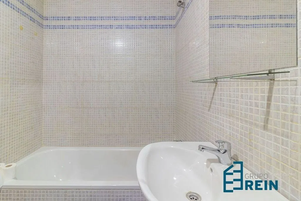 Bathrooms - 3-Bedroom Apartment with Garage in Recas