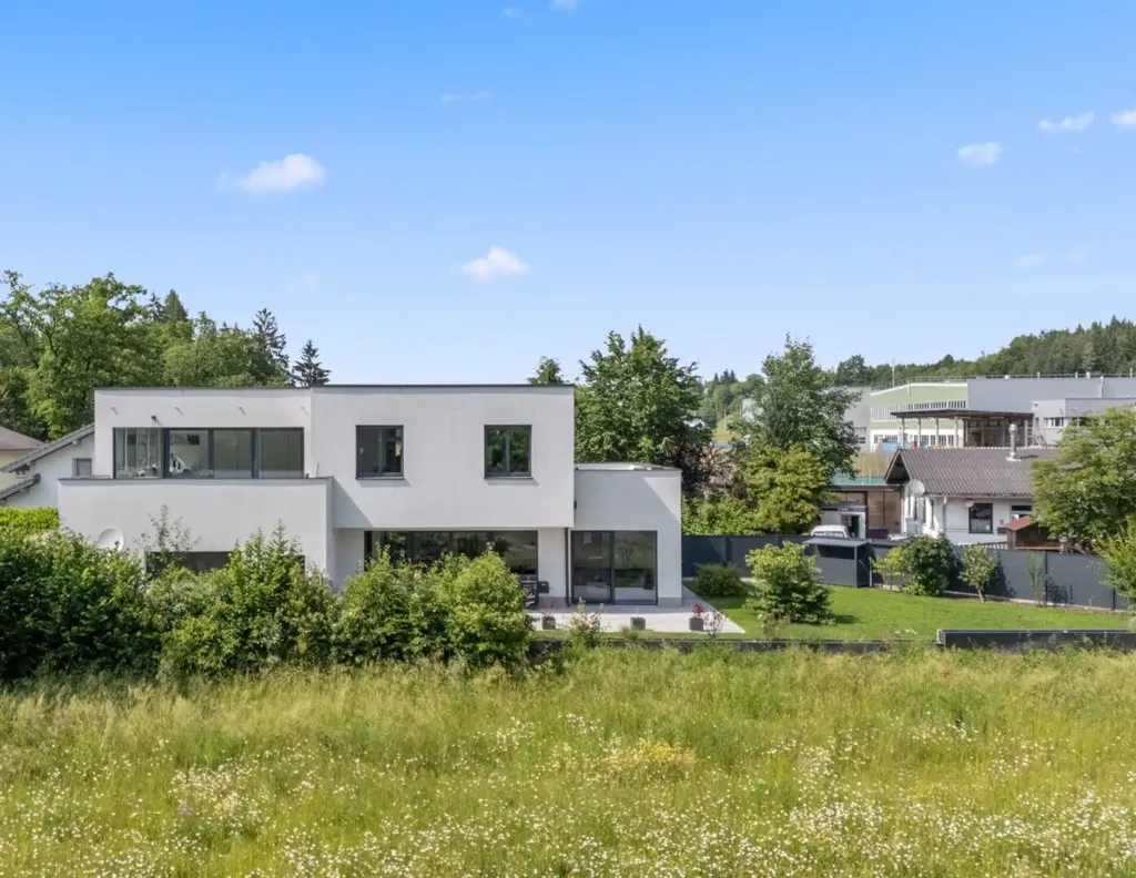 Exterior - Luxury Villa with Lake View in Ohlsdorf