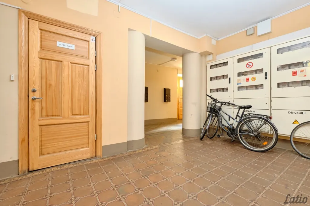 Esik - 1-Bedroom Flat with Green Courtyard in Grīziņkalns