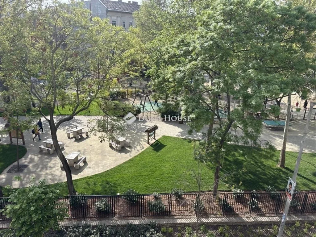 Giardino - Park-View Apartment in Budapest VII District
