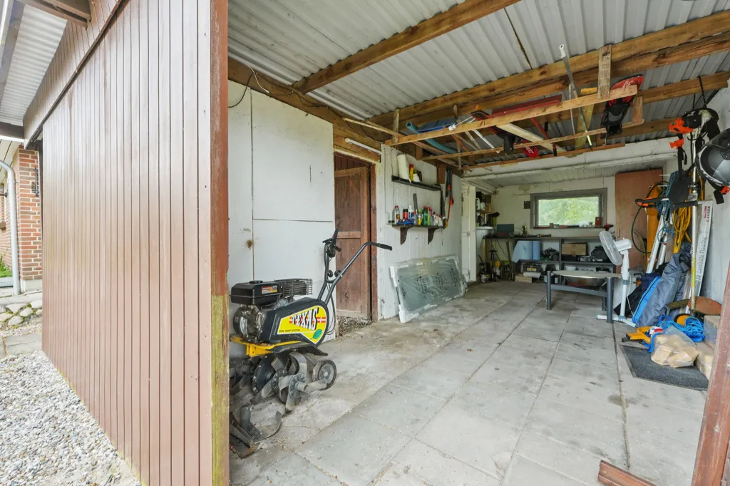 Garaaž - 1-Storey Villa with Garden in Humble