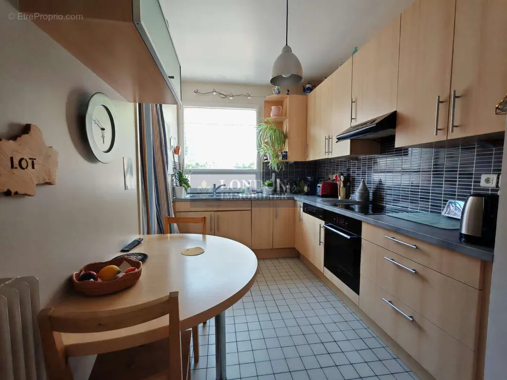 Cucina - Renovated Apartment with Balcony in Versailles