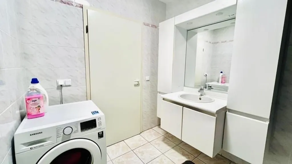 Salles de bain - Appartement de plain-pied avec terrasse à Gand