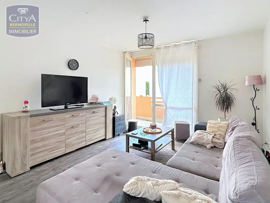 Elutuba - Four-Bedroom Flat with Balcony in Saint-Quentin