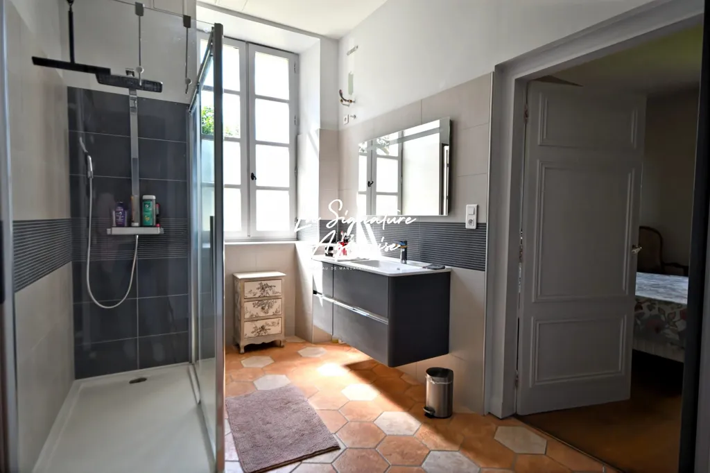 Salles de bain - Maison en Pierre avec Piscine à Montesquieu