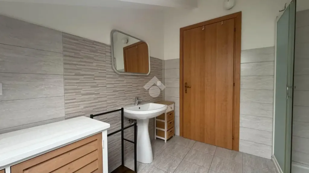 Salles de bain - Rear-Facing Apartment with Terrace in Castagneto Po