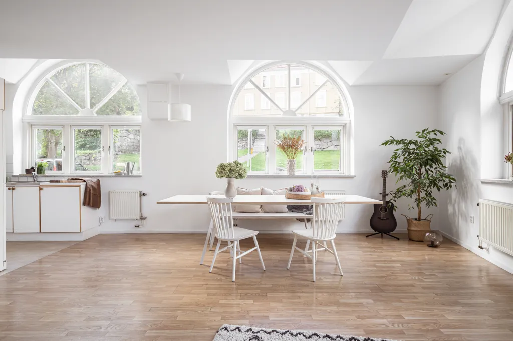 Söögituba - Corner Flat with High Ceilings in Göteborg