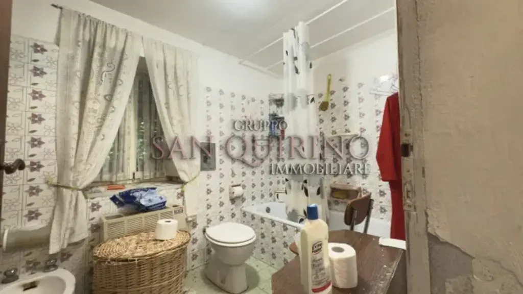 Bagni - Villa da ristrutturare con giardino a Pomponesco
