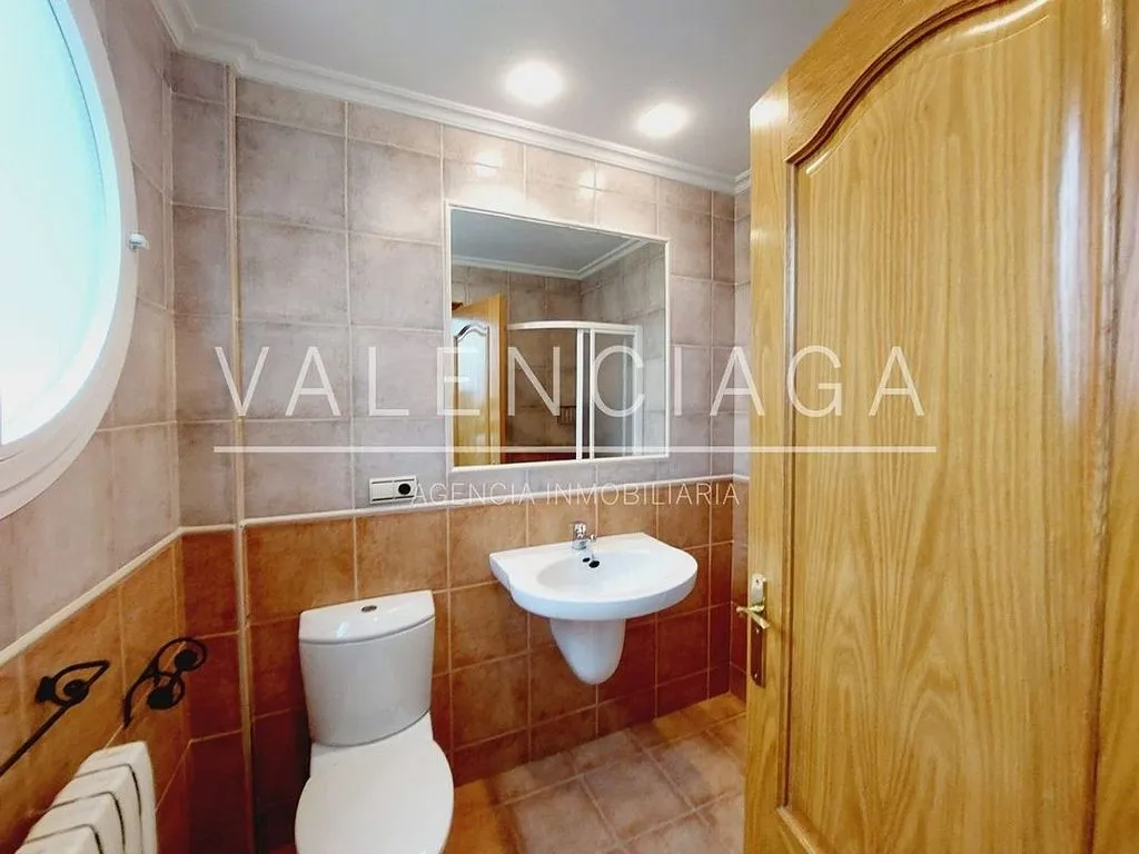 Salles de bain - Modern Apartment with Terrace in City Centre