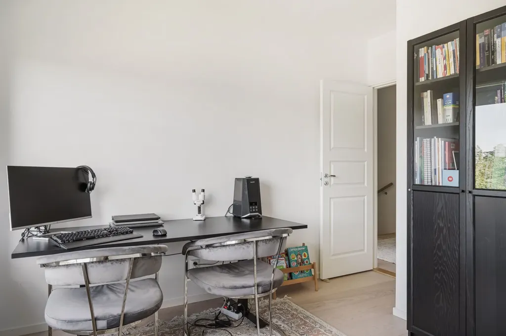 Studio - Eco-Friendly Duplex with Solar Panels in Läggesta