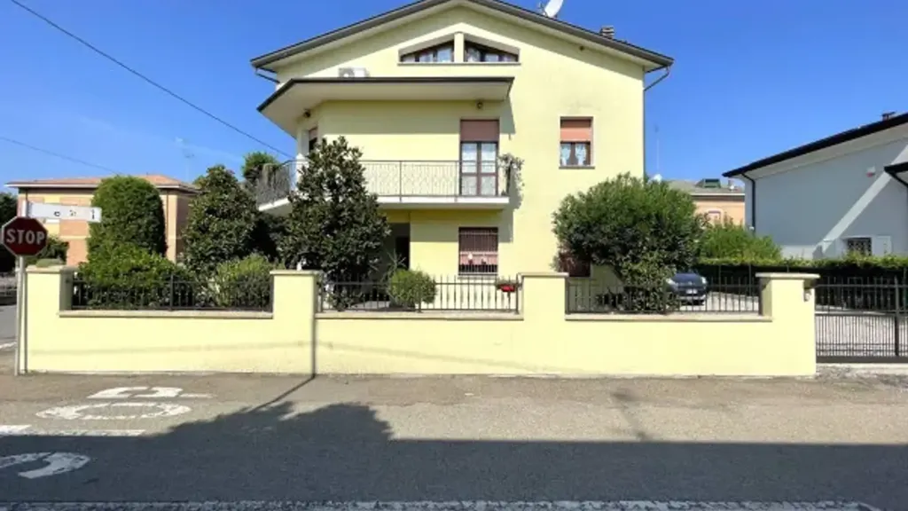 Välivaade - Rear-Access Villa with Garden in Soliera