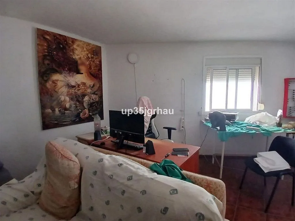 Bureau - Chalet for Renovation with Terrace in Estepona