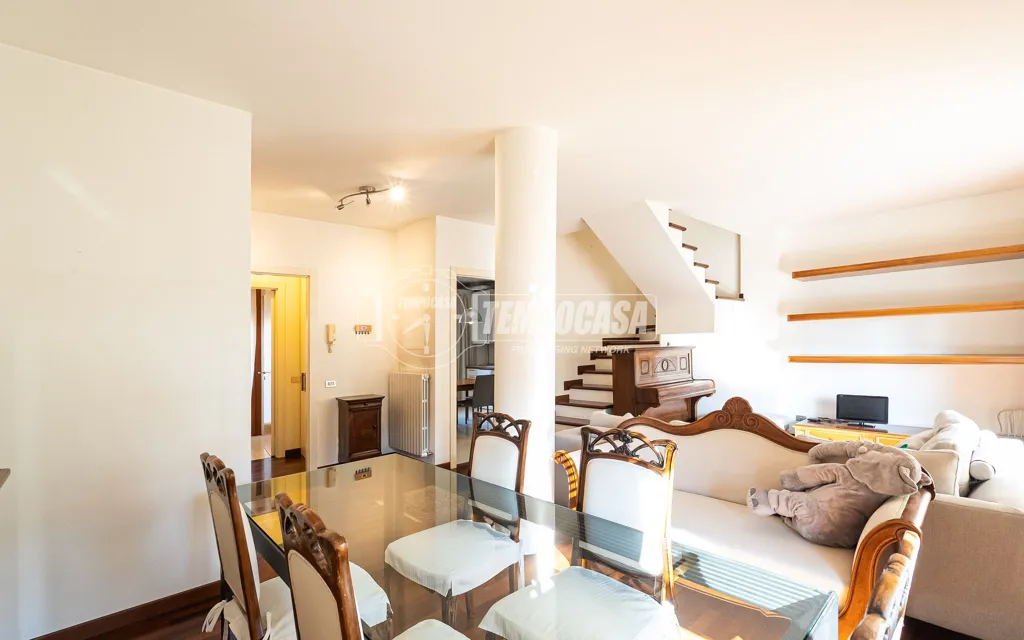 Salle à manger - Mansard Apartment with Balcony in Mariano Comense