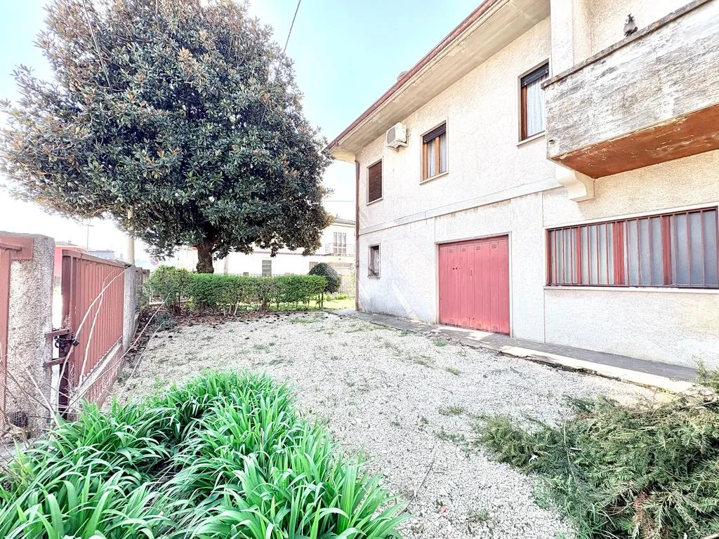 Jardin - Prestigious Villa with Garden in Creazzo
