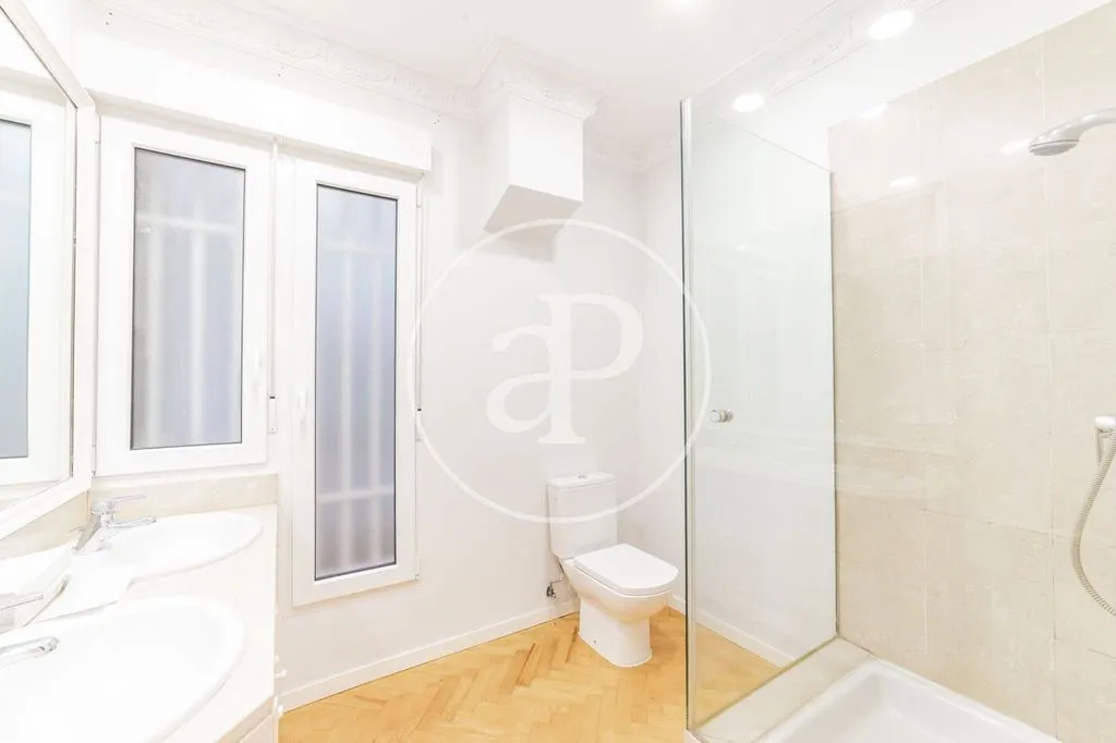 Bathrooms - Luxury Apartment with Classic Façade in Madrid