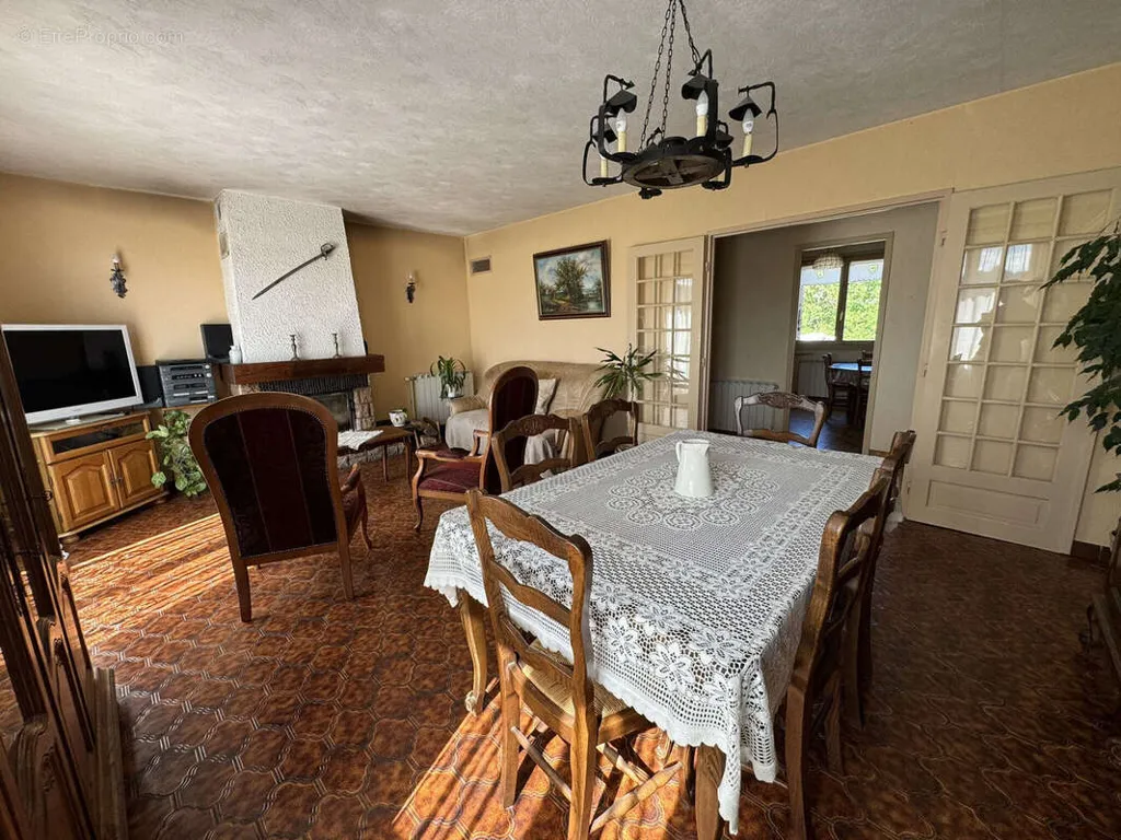 Söögituba - Charming House with Balcony in Cours-La-Ville