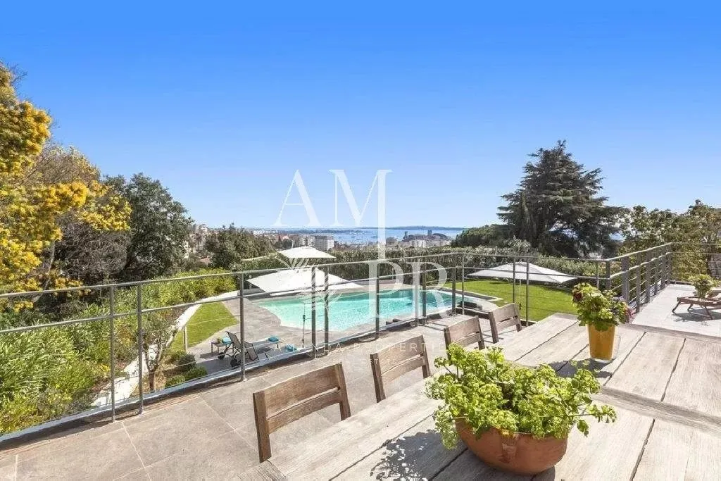 Terrace - Luxury Villa with Sea View in Cannes