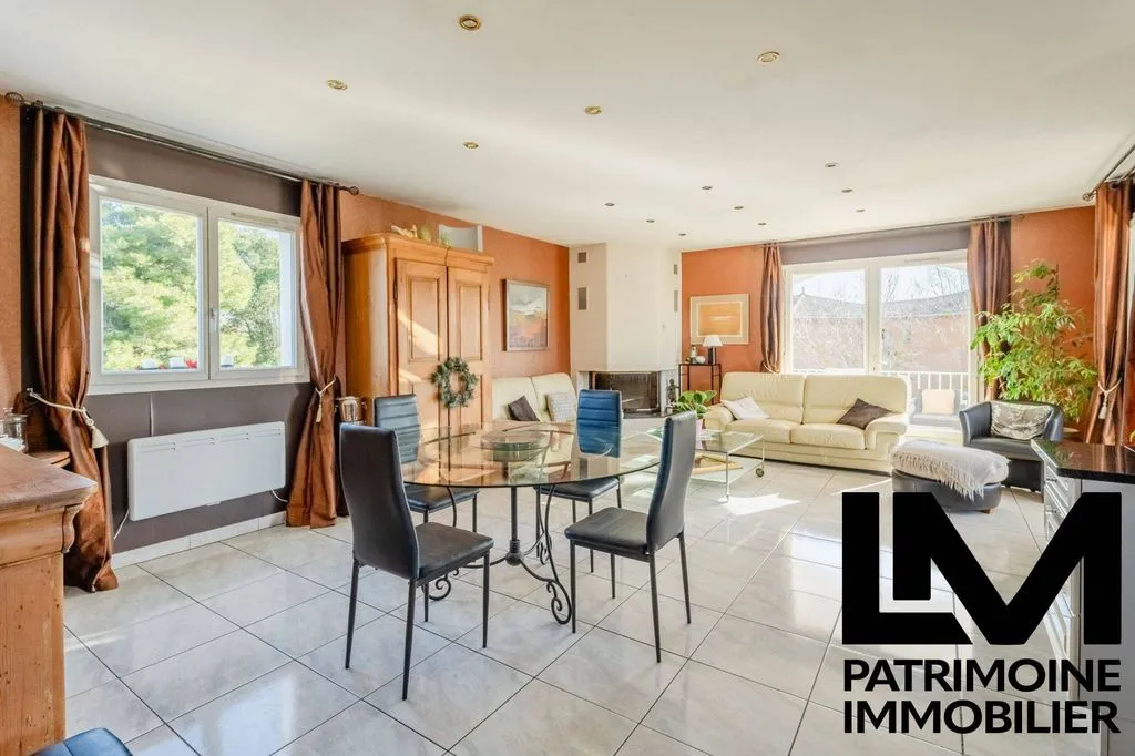 Dining Room - Luxury Villa with Pool in Agde
