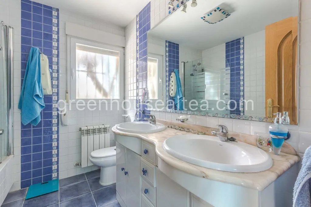 Bathrooms - Luxury Villa with Pool in L'Alfàs del Pi