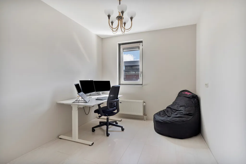 Bureau - Semi-detached House with Garden in Almere