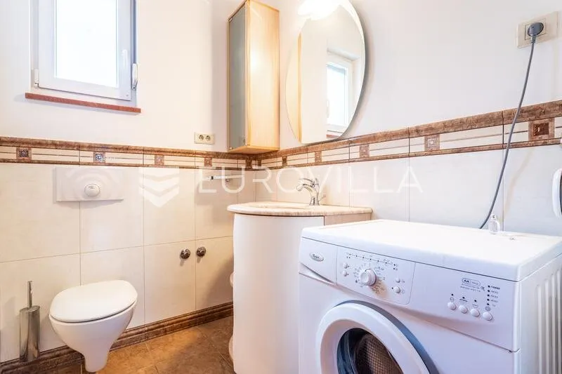 Vannitoad - Spacious 3-Bedroom Apartment with Sea View in Zenta, Split