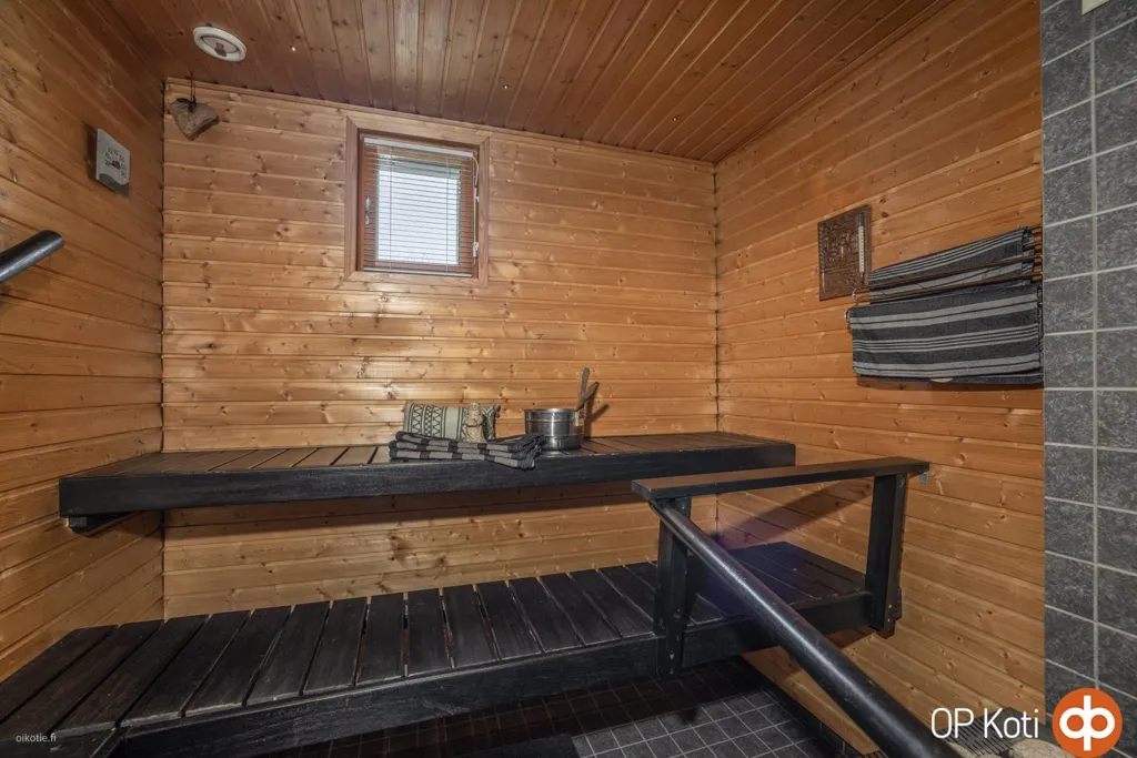 Pièces - Detached House with Sauna on Large Plot in Suburb