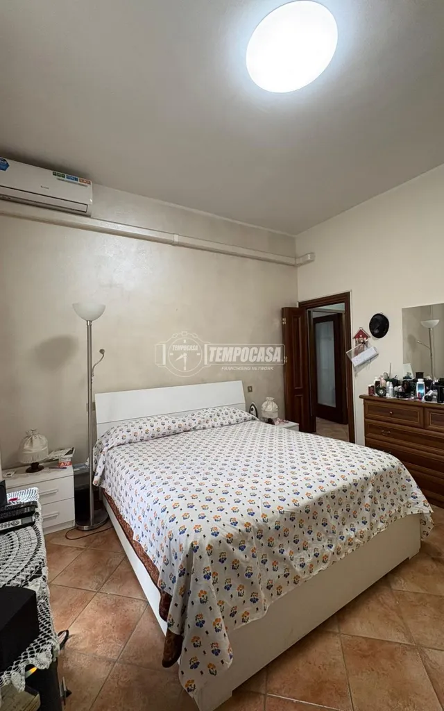 Chambres - Trilocale with Dual Balconies in Mantova