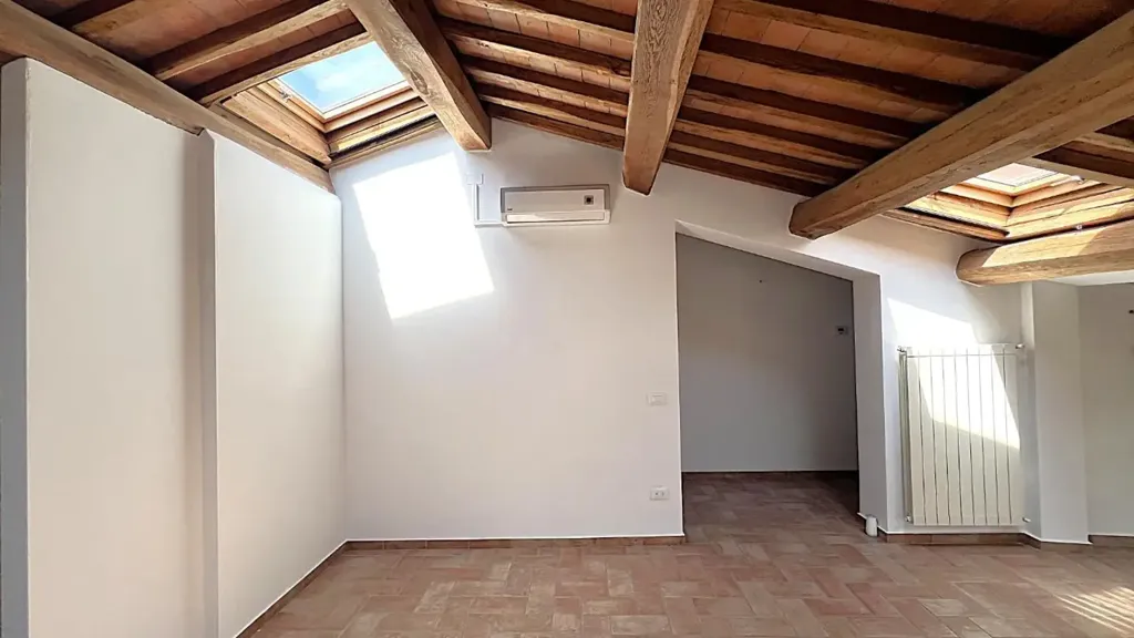 Pièces - Rustic-Style Penthouse with Panoramic Views in Cascina
