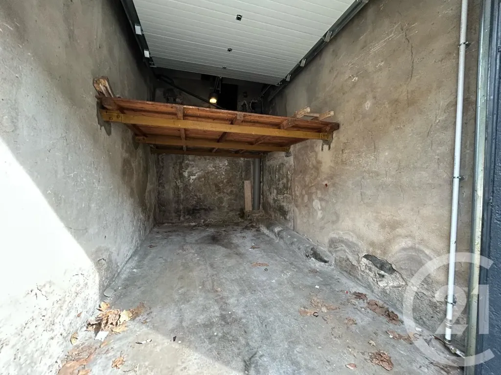 Garage - Garage with Automatic Door in Vienne