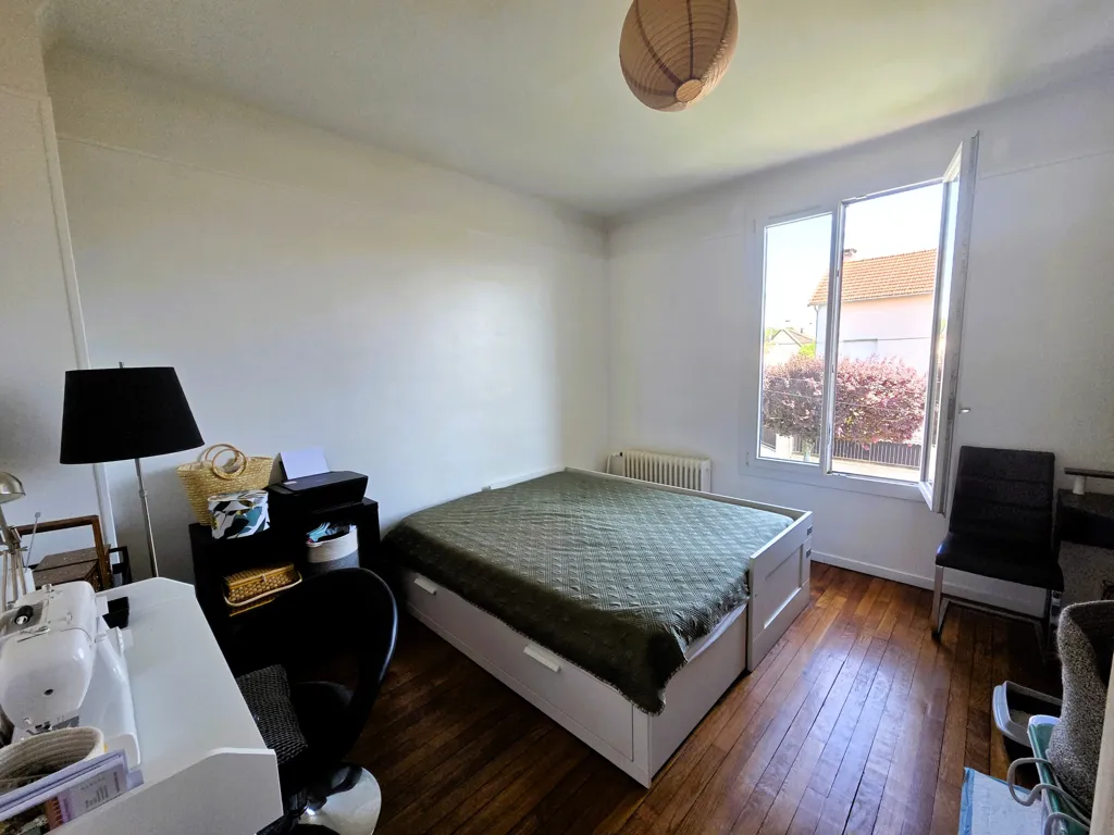 Chambres - Maison Individuelle avec Hauteurs de Plafond à Savigny-sur-Orge
