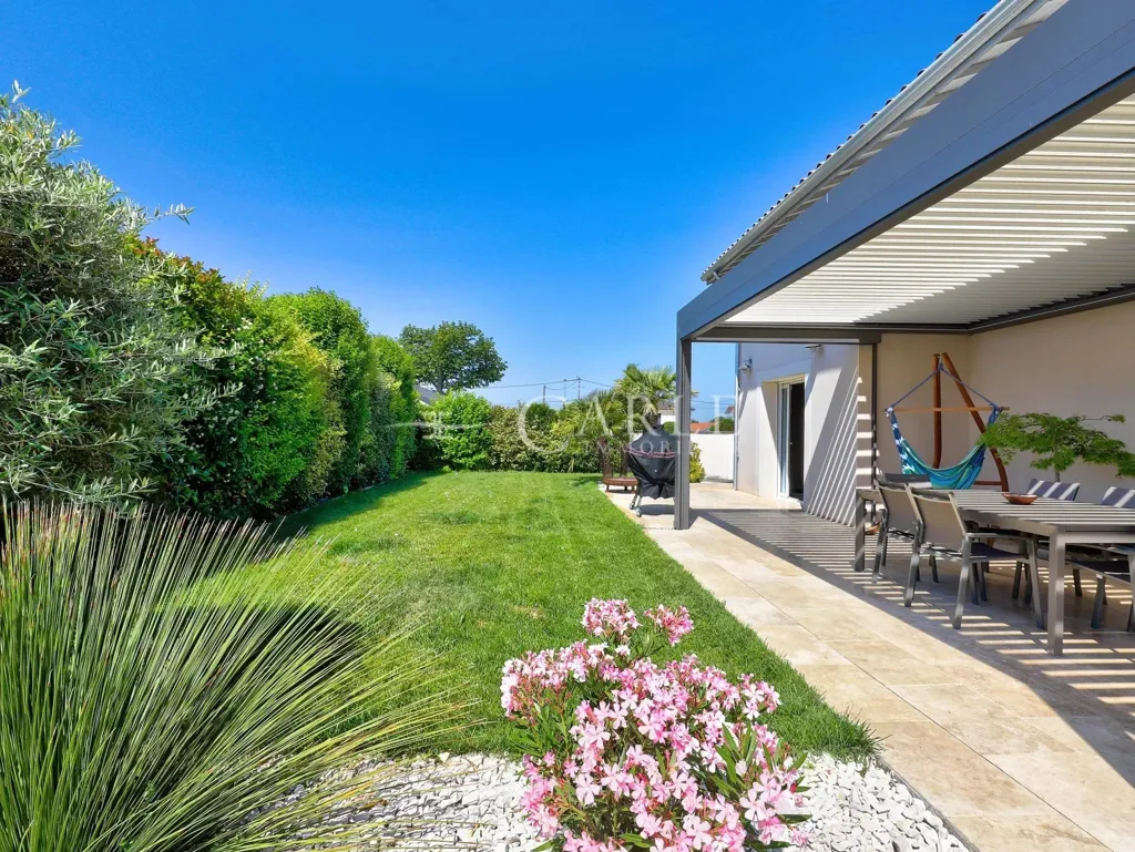 Terrasse - Villa de Standing avec Piscine à Villette d'Anthon