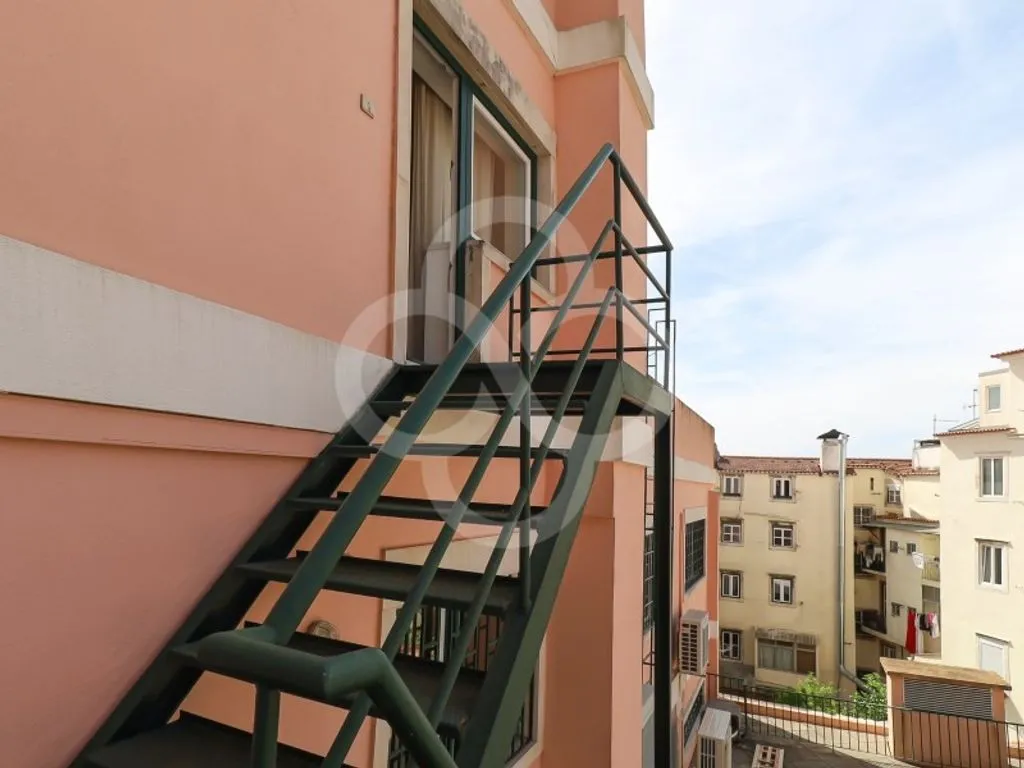 Pièces - 2-Bedroom Flat with Balcony in Largo do Rato, Lisbon
