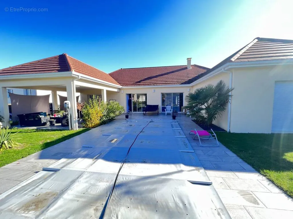 Extérieur - Villa de Plain Pied avec Piscine à 10 min de Montluçon