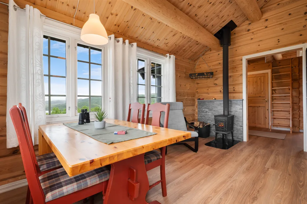 Salle à manger - Traditional Timber Cabin with Mountain Views in Ålen
