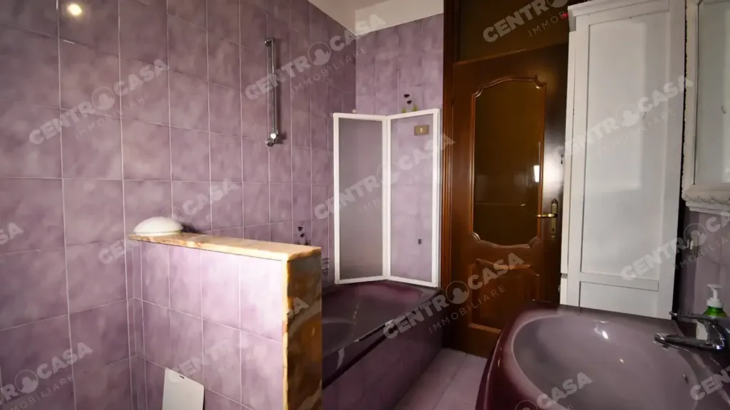 Salles de bain - Independent House with Large Storage in Legnago