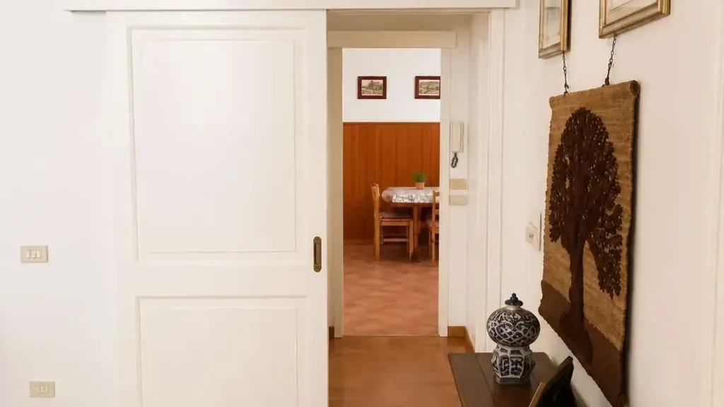 Hallway - 4-Bedroom Apartment with Balcony in Marsala