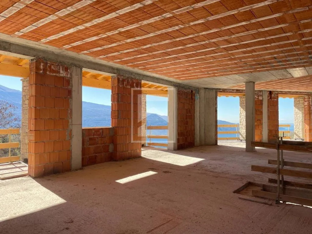 Toad - Villa with Pool Under Construction in Tignale