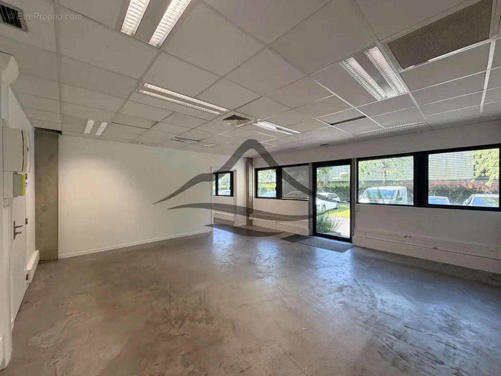 Kabinet - Commercial Space with Independent Entry in Méry