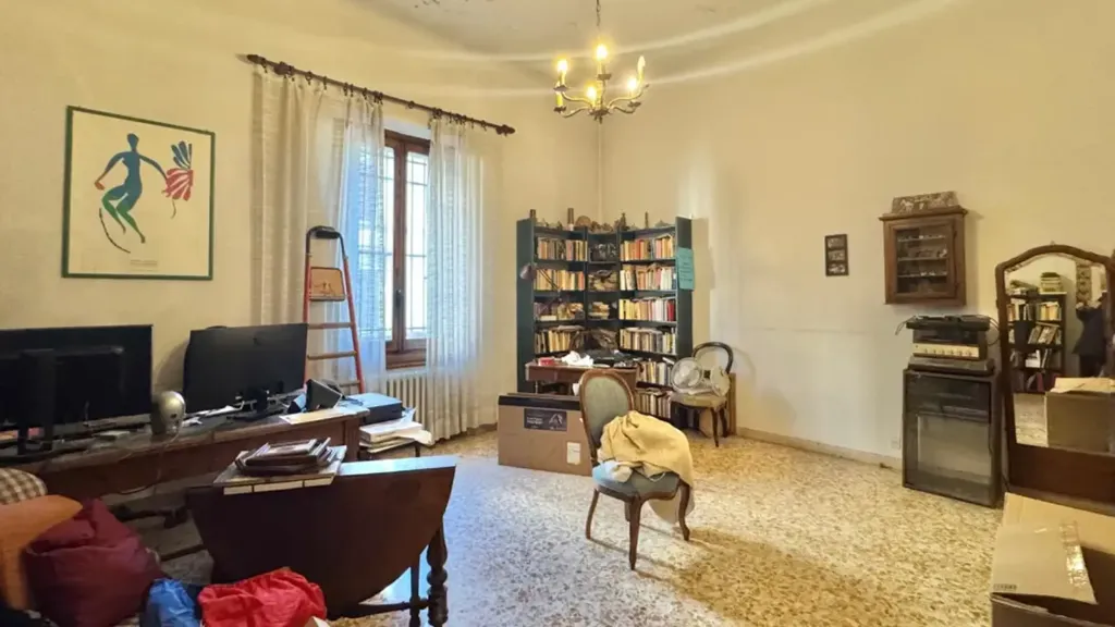 Bureau - Period Apartment with Balcony in Florence