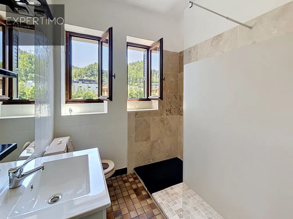 Salles de bain - Maison avec Garage et Stationnements à Vivier-Pont